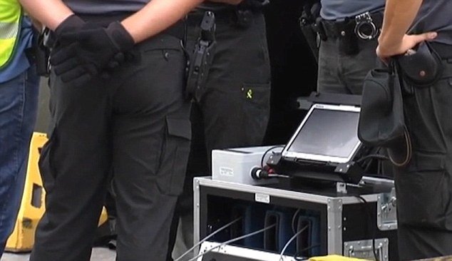 Policisté používají k vyhledávání nelegálních imigrantů, kteří jsou důmyslně ukrytí v konstrukci vozů, speciální přístroje.