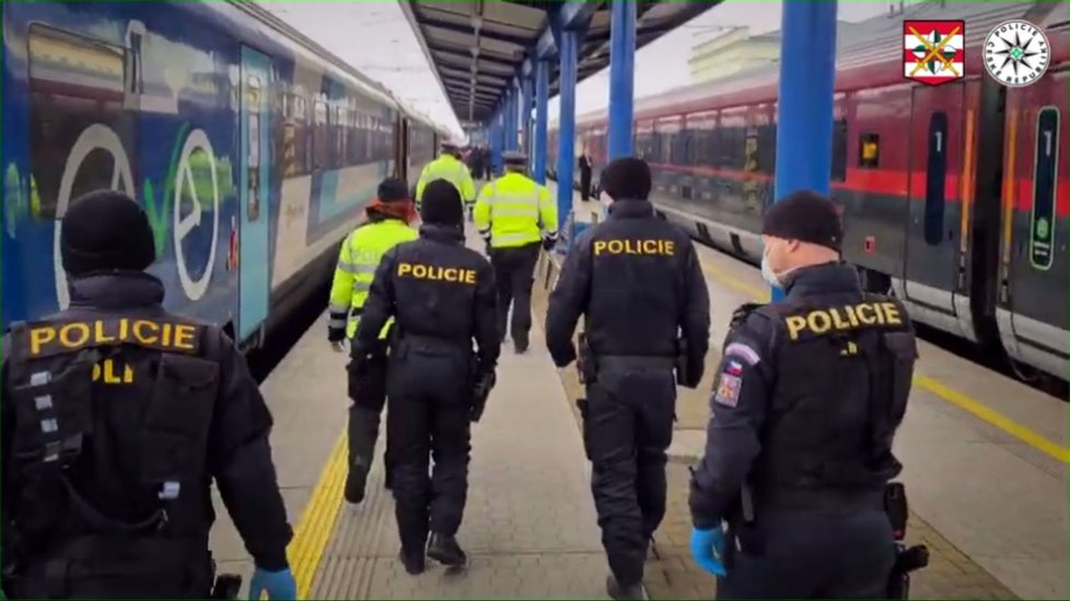 Případů nelegální migrace na jižní Moravě přibylo. Cizinecká policie zvýšila kontroly také na nádražích.