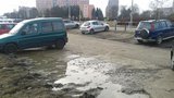 Co s nelegálním parkovištěm u metra Háje? Na plácku parkuje 50 aut, místní to chtějí řešit