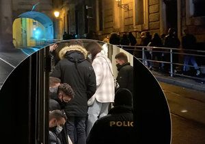 Policisté rozprášili další nelegální party v Praze (15. ledna 2021).