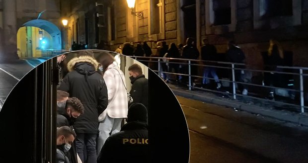 Další nelegální party v Praze! Policie vyhnala 28 lidí z baru na Starém Městě a 20 osob z bytu