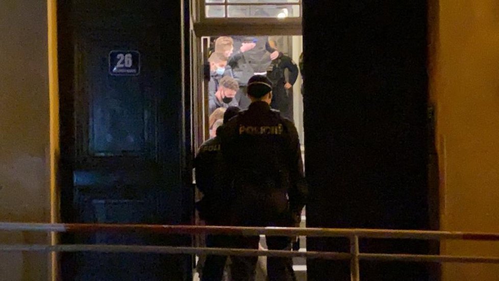 Pražští policisté rozehnali nelegální party v centr Prahy v ulici Anenská. (16. ledna)