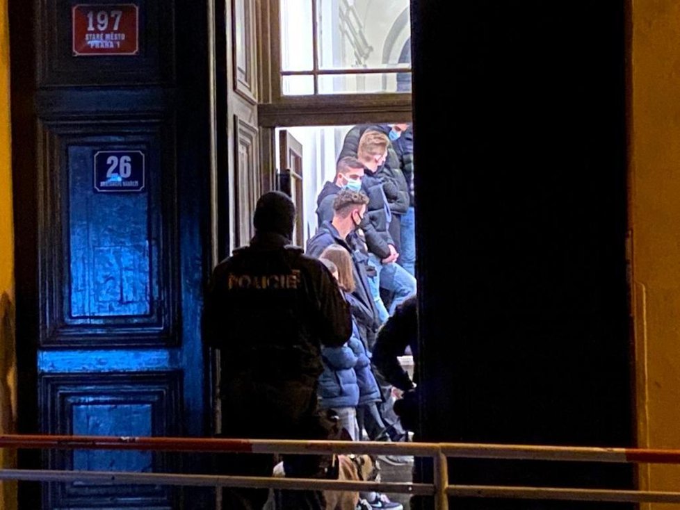 Pražští policisté rozehnali nelegální party v centru Prahy v ulici Anenská (15. ledna 2021).