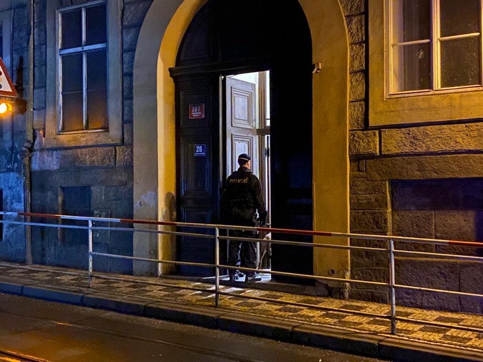 Pražští policisté rozehnali nelegální party v centru Prahy v ulici Anenská (15. ledna 2021).