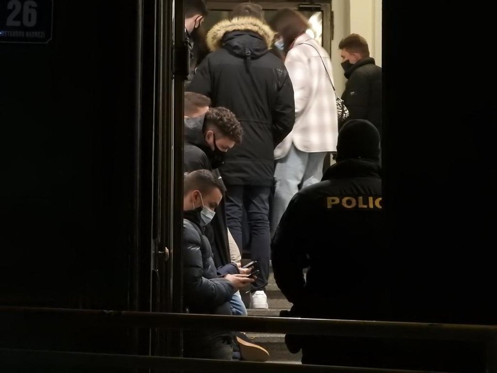 Pražští policisté rozehnali nelegální party v centr Prahy v ulici Anenská. (16. ledna)