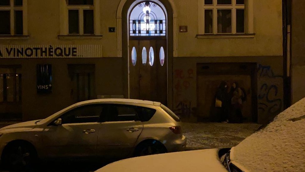 Policisté ráno 16. ledna zasahovali i v ulici Dřevná, kde se bavilo asi 20 mladých lidí.