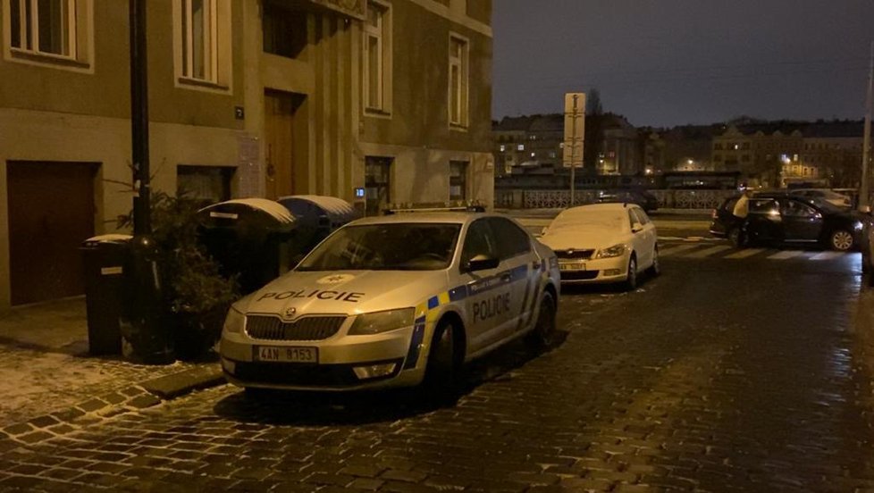 Policisté ráno 15. ledna zasahovali i v ulici Dřevná, kde se bavilo asi 20 mladých lidí.