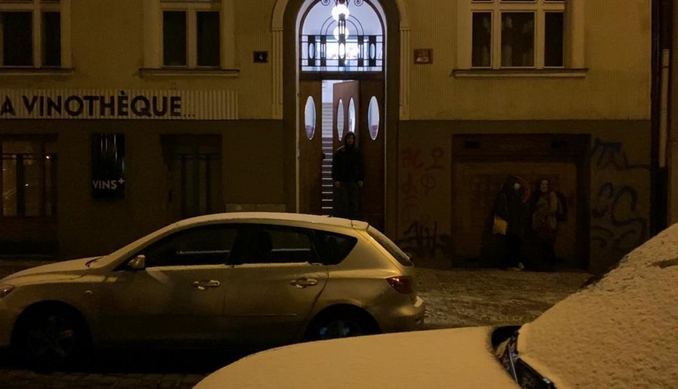 Policisté ráno 15. ledna zasahovali i v ulici Dřevná, kde se bavilo asi 20 mladých lidí.