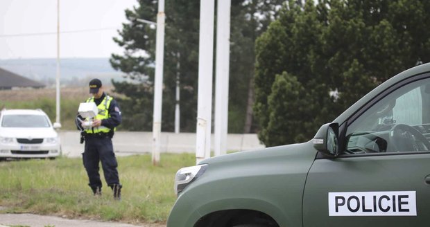 Policisté na někdejším přechodu v Lanžhotě objevili v mercedesu s bulharskou SPZ čtveřici Iráčanů. Bulharský šofér dostal podmínku a vyhoštění na 2 roky z Česka.