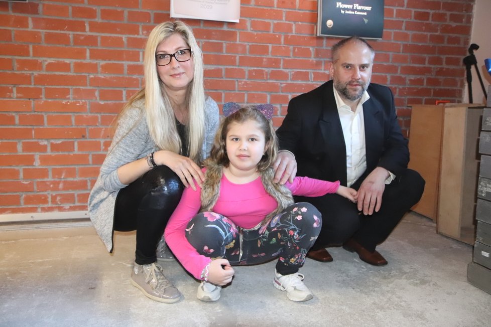 Rodina malé Ellenky. Maminka Eva Ónodi Otoupalíková (41), Ella Marie Ónodi (8) a tatínek Otto Ónodi (45).