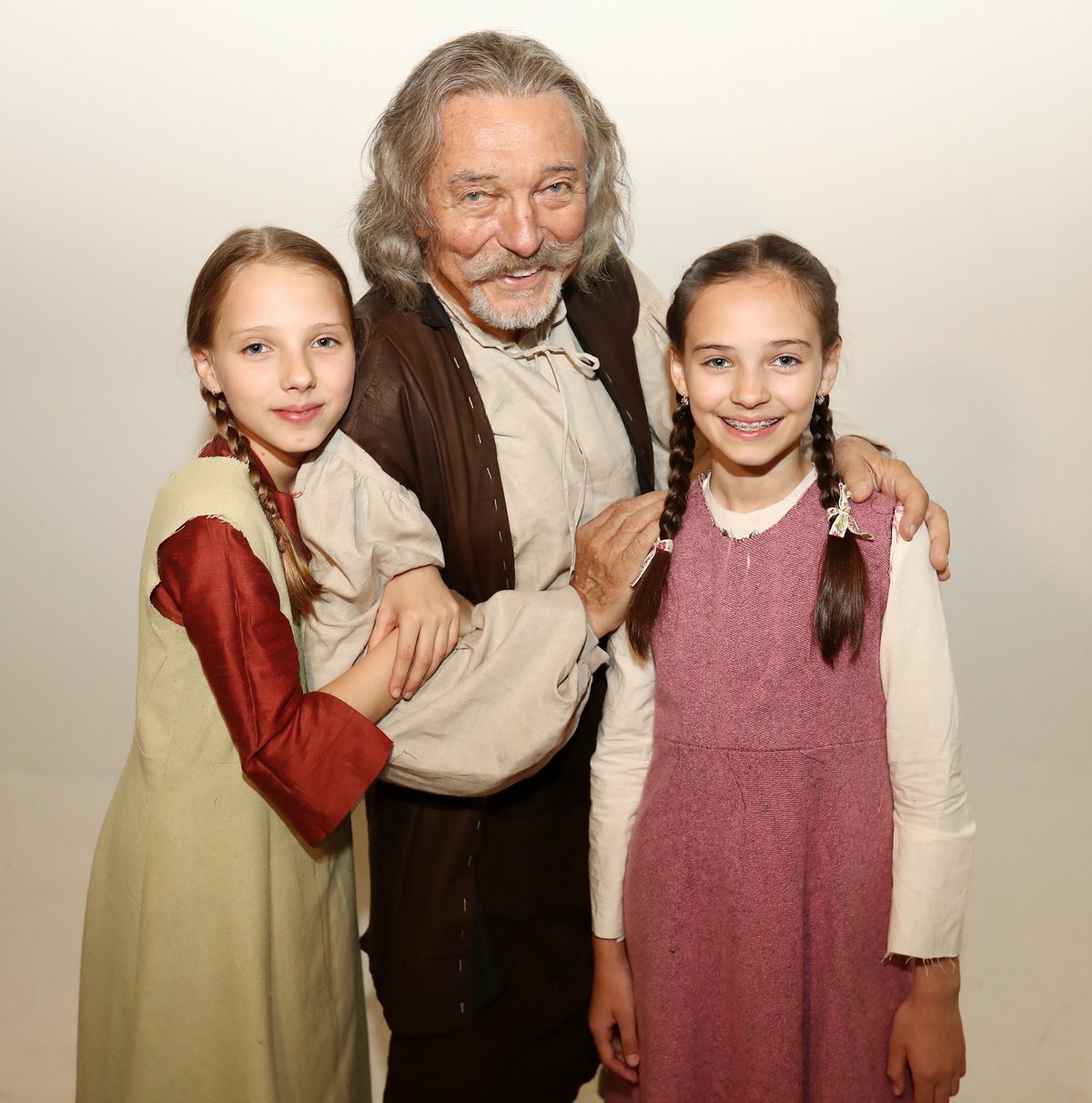 2018: Ve filmu Když draka bolí hlava si Karel zahrál s oběma dcerkami.