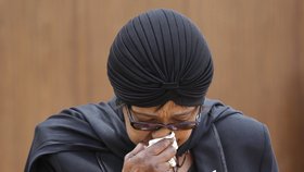 Plačící Winnie Madikizela-Mandela, bývalá manželka Nelsona Mandely