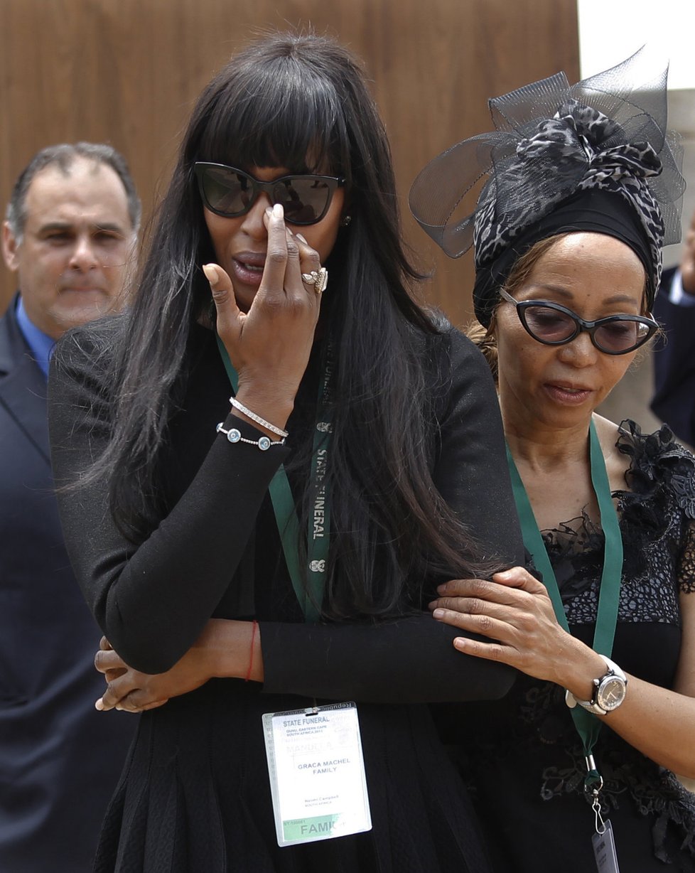 U rakve Nelsona Mandely si poplakala i modelka Naomi Campbell