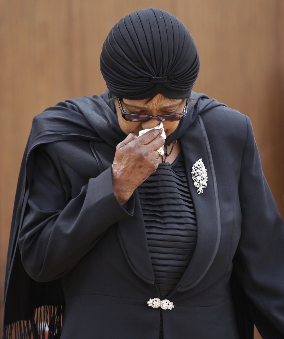 Plačící Winnie Madikizela-Mandela, bývalá manželka Nelsona Mandely na jeho pohřbu