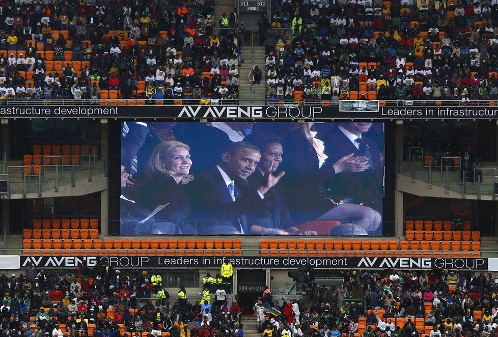 Barack Obama zdraví Jihoafričany, kteří se vyrazili rozloučit s Nelsonem Mandelou