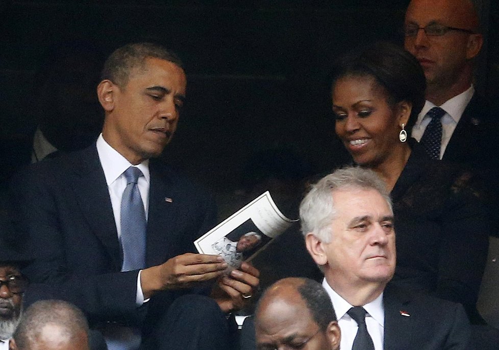 Barack Obama s manželkou Michelle na pietě za Nelsona Mandelu