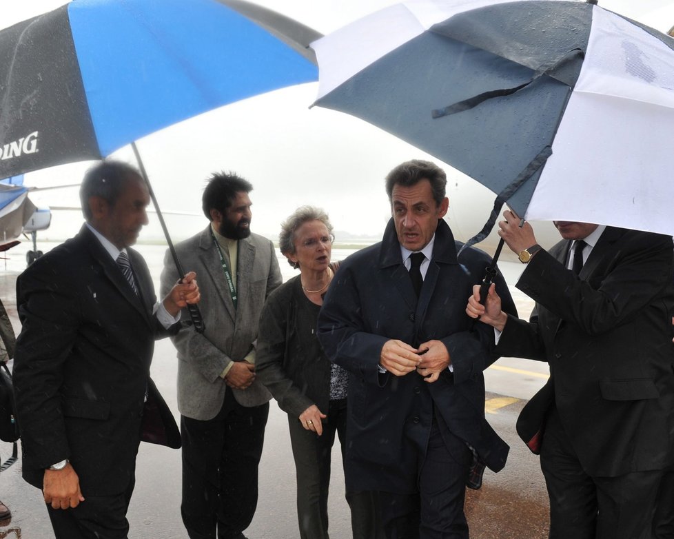 Nicolase Sarkozyho a ostatní slavné hosty pietního obřadu Nelsona Mandely přivítal v Johannesburgu déšť