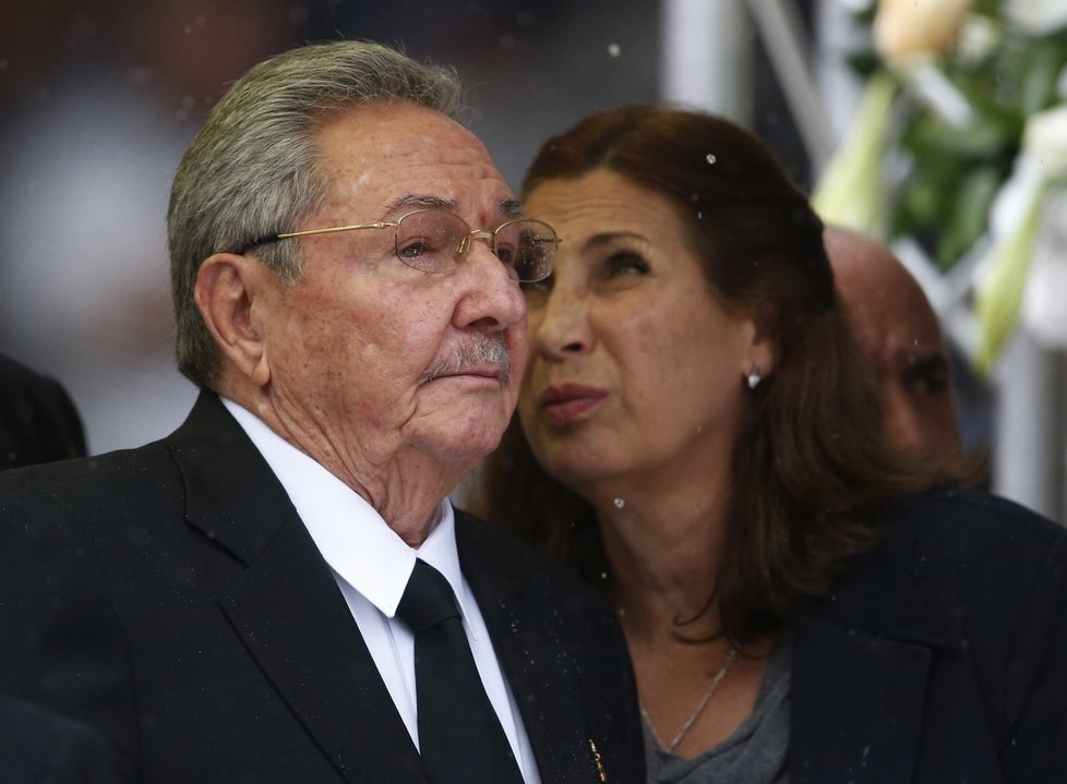 Kubánský prezident Raúl Castro vyrazil do JAR rozloučit se s Nelsonem Mandelou