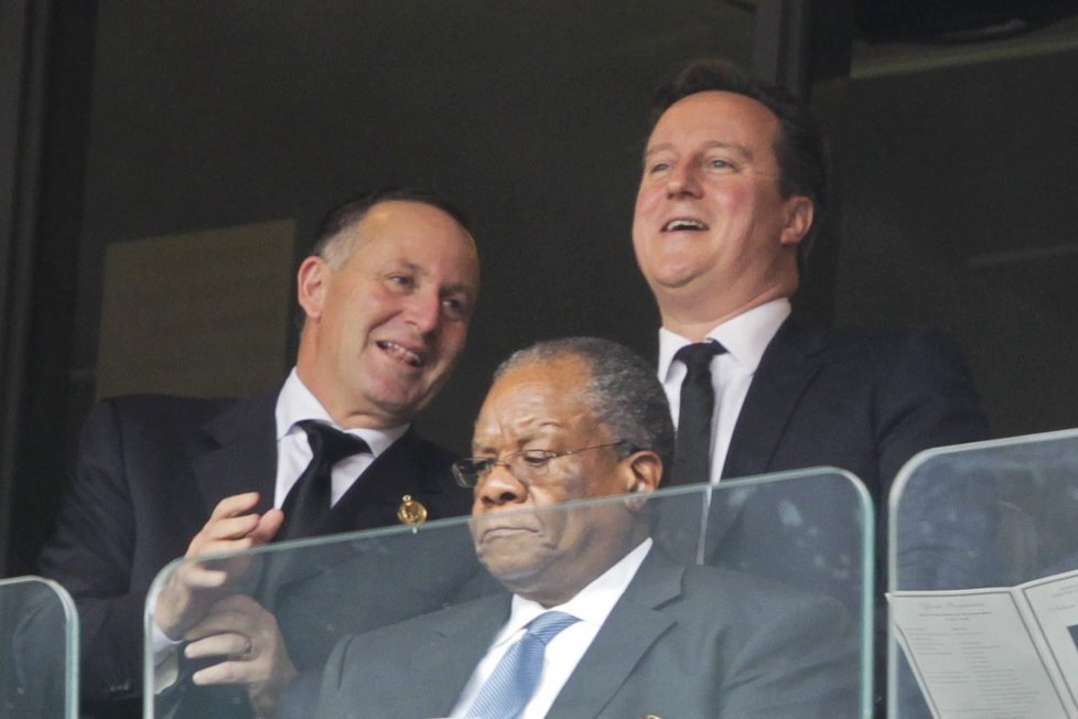 Britský premiér David Cameron (vpravo) se v průběhu pietní akce dobře bavil