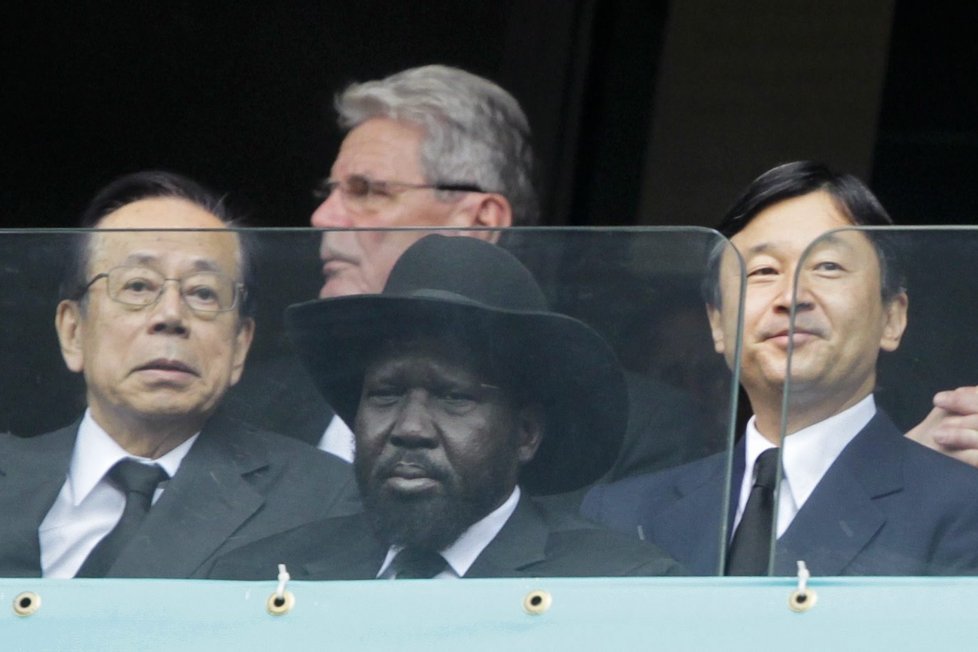 Japonská delegace ve složení premiér Fukuda (vlevo) a korunní princ Naruhito (vpravo), údánský prezident Salva Kiir a vzadu německý prezident Gauck na pietním shromáždění na počest Nelsona Mandely