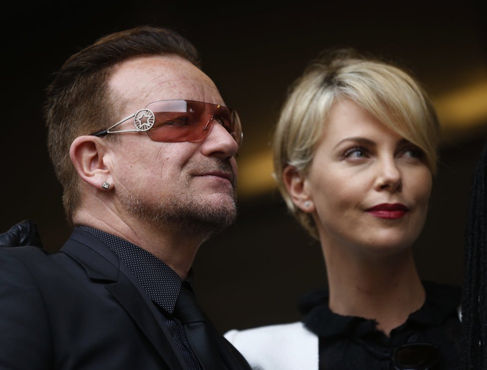 Zpěvák Bono z U2 a herečka Charlize Theron: Celebrity na pietě za Nelsona Mandelu
