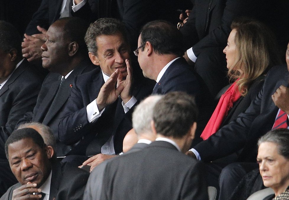 Francouzský exprezident Nicolas Sarkozy v rozhovoru se svým nástupcem Hollandem na Mandelově pietě