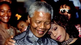 Nelson Mandela s tragicky zesnulou zpěvačkou Whitney Houston.