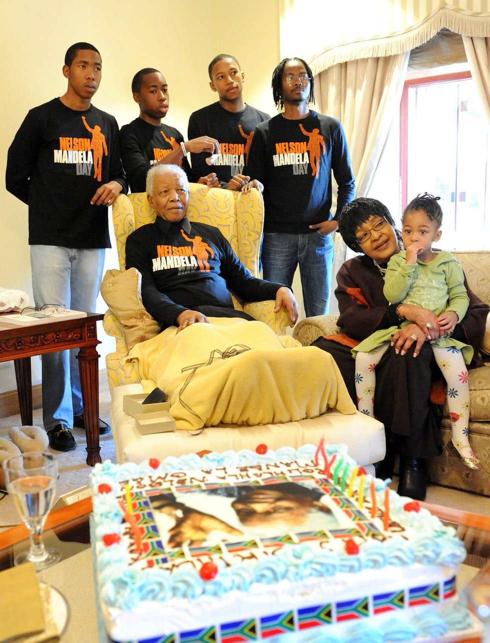 Nelson Mandela při oslavě svých 93. narozenin s rodinou