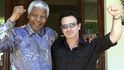 Nelson Mandela a zpěvák Bono Vox z U2 se podíleli na charitě, která pomáhala Afričanům s AIDS.
