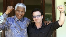 Nelson Mandela a zpěvák Bono Vox z U2 se podíleli na charitě, která pomáhala Afričanům s AIDS.