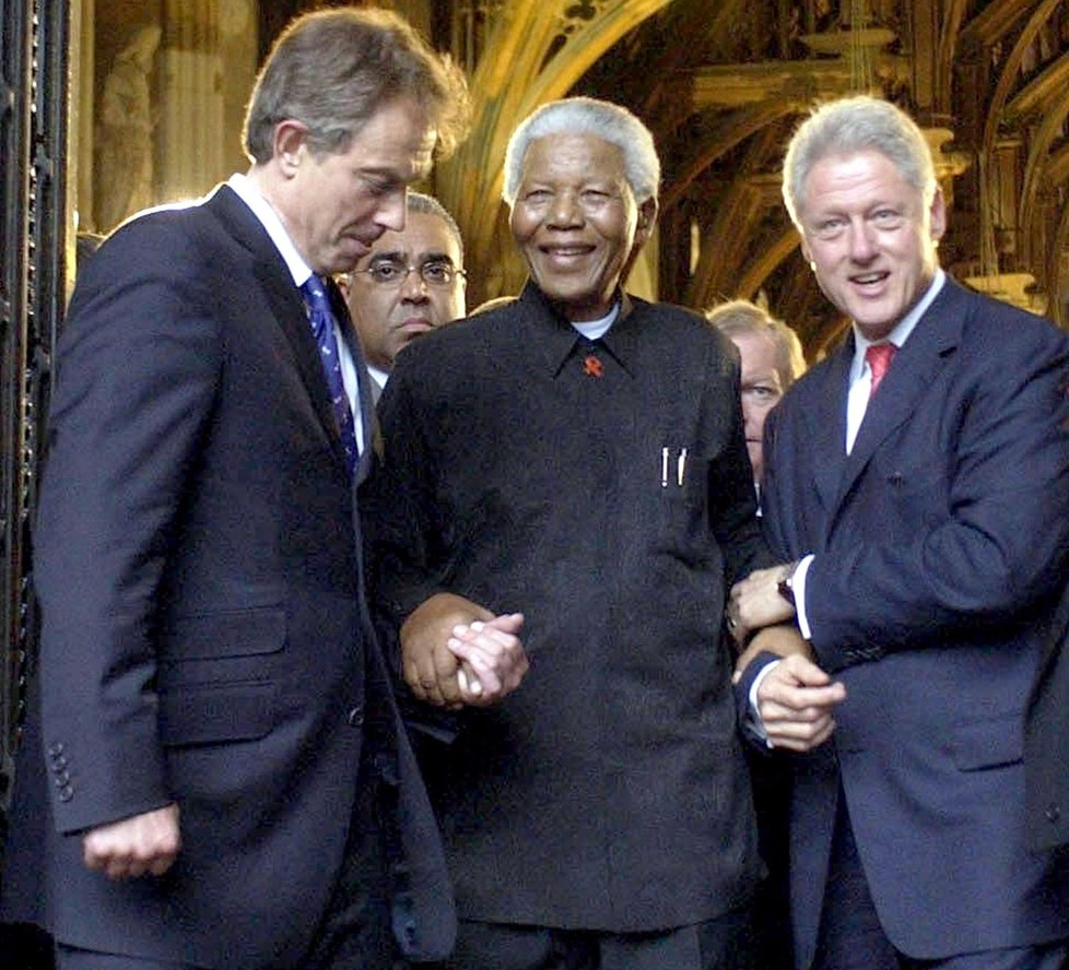 Mandela s bývalým premiérem Velké Británie Tonym Blairem a exprezidentem USA Billem Clintonem.
