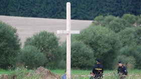 Tento čerstvě vztyčený kříž, rozděluje nyní obyvatele okolních vesnic