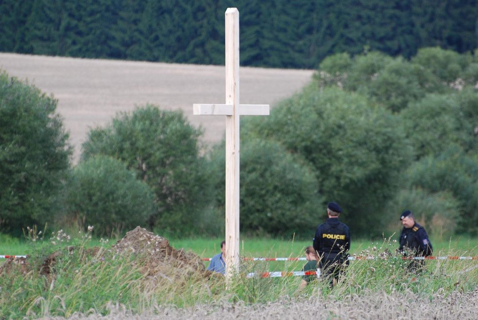 Tento čerstvě vztyčený kříž, rozděluje nyní obyvatele okolních vesnic