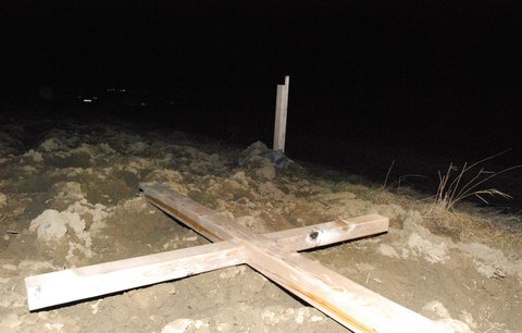 Hrob ubitých Němců: Vandal zde zničil kříž