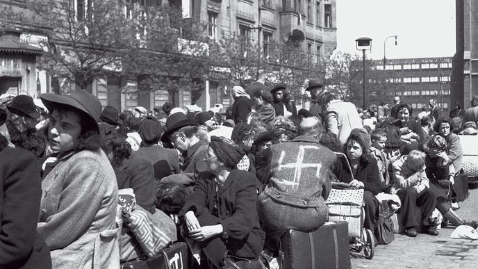 Němci při odsunu v roce 1945