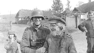 Unikátní fotografie z druhé světové války. V Sovětském svazu dokázali Němci ukázat i lidskou tvář