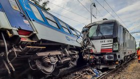 U Němčic nad Hanou na Prostějovsku došlo ke srážce osobního vlaku s nákladním (31. 7. 2021).