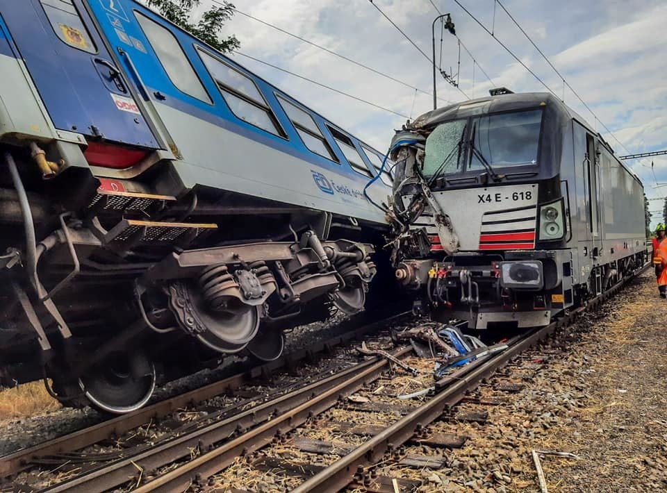 U Němčic nad Hanou na Protějovsku došlo ke srážce osobního vlaku s nákladním. (31.7.2021)