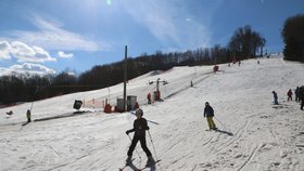 V Němčičkách na Břeclavsku už začala lyžařská sezóna. Stejně jako loni vyrazily na svah nejprve děti.