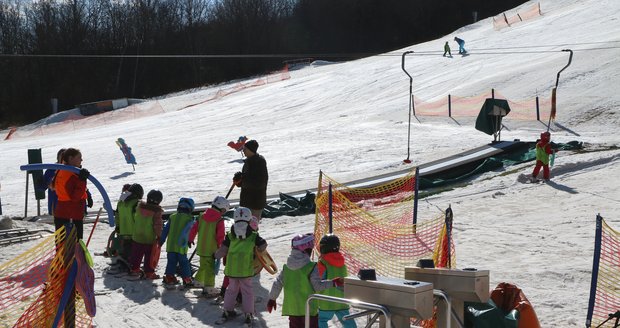 V Němčičkách na Břeclavsku už začala lyžařská sezóna. Stejně jako loni vyrazily na svah nejprve děti.