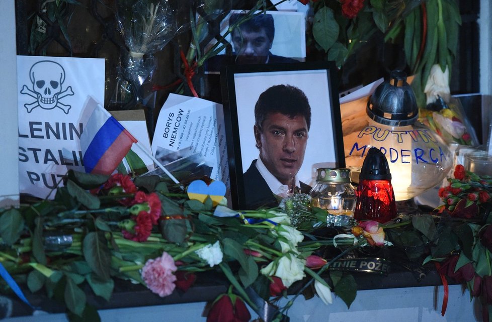 Rusové pokládají květiny na počest zavražděného Němcova