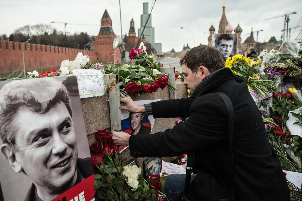 Rusové pokládají květiny na počest zavražděného Němcova