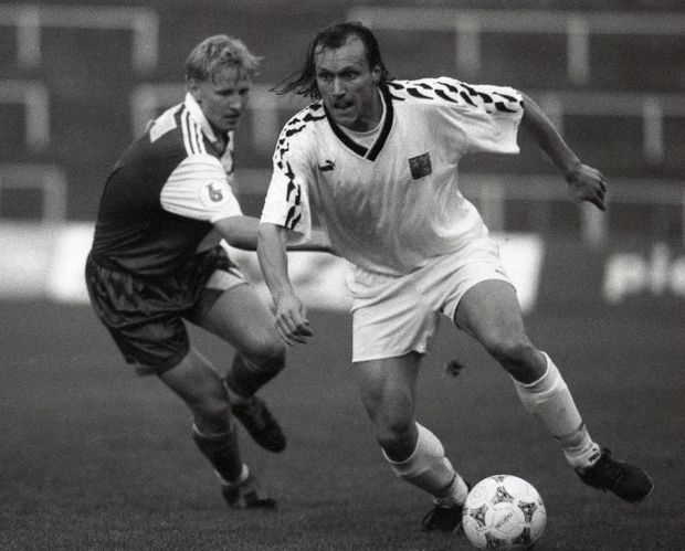 Václav Němeček v reprezentačním dresu uniká slávistovi Bejblovi Václav Němeček v reprezentačním dresu uniká slávistovi Bejblovi