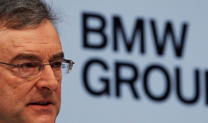 Německá automobilka BMW vyplatí zaměstnancům za loňský rok rekordní odměnu díky dobrým hospodářským výsledkům. Z těch těží i šéf podniku Norbert Reithofer, kterému loni stoupl plat na téměř 6,2 milionu eur (152 milionů Kč) z předloňských 4,3 milionu eur.