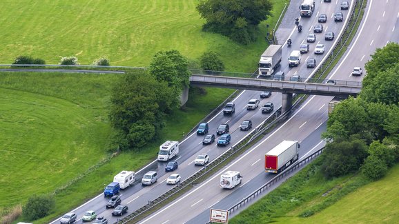 Neomezená rychlost na německých dálnicích by mohla zůstat. I díky elektromobilům