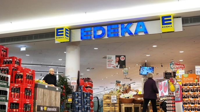 Řetězec Edeka prázdnými regály upozorňuje na rasismus.