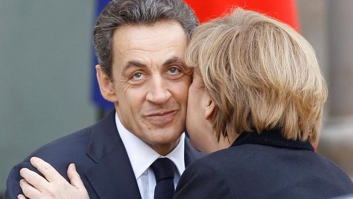 Německá kancléřka Angela Merkelová a francouzský prezident Nicolas Sarkozy trvají na změně smlouvy o Evropské unii, podle současných pravidel se dluhová krize podle nich vyřešit nedá.