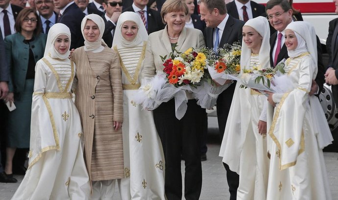 Německá kancléřka Angela Merkelová a předseda Rady EU Donald Tusk během návštěvy uprchlického tábora v Turecku