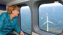 Německá kancléřka Angela Merkelová při přeletu nad větrnou farmou