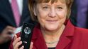 Německá kancléřka Angela Merkelová se svým telefonem od BlackBerry a Secusmart